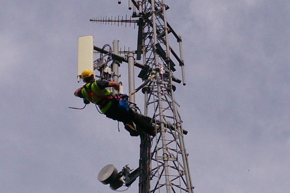 ericsson-underhallstekniker-i-telefonmast.jpg