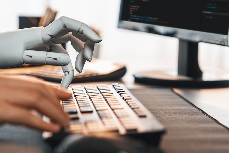 Robothand Och Människohand Knappar På Skrivbord