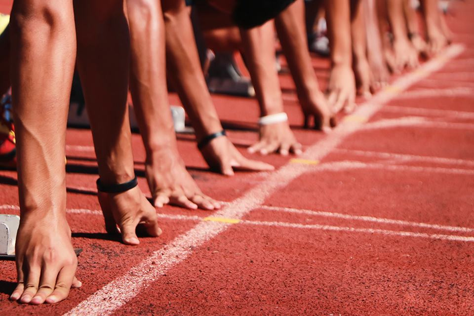 personer står redo att starta ett sprintlopp med händerna i marken.jpg