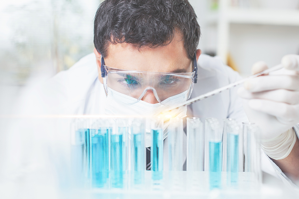 forskare i labbet.jpg