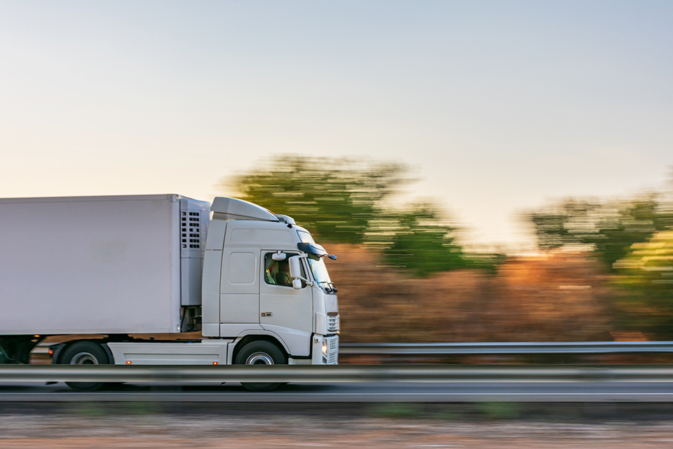 Lastbil Kör Fort På Motorväg2