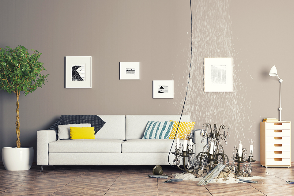 Lf Sydost, App, Ett Vardagsru Där En Kristalkrona Har Trillat Igenom Taket