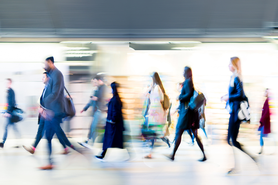 Spv, Mircosoft, Människor Går Snabbt På En Perrong