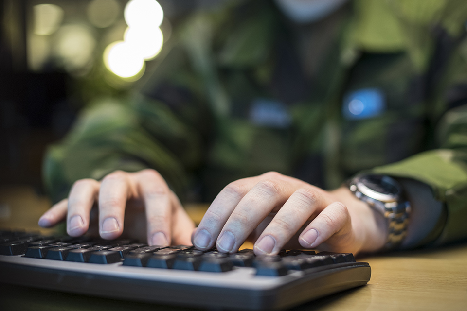 Cyberförsvar, Linköping; Militär Med Händerna På Ett Tangentbord