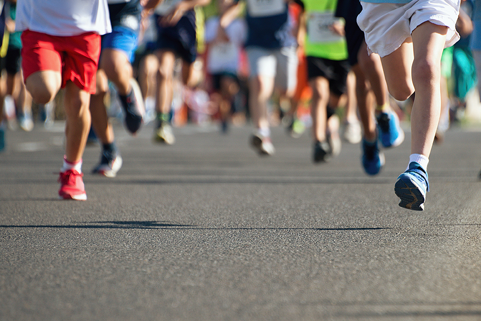 Rf Sisu Norrbotten, Teams, Folkhälsa; Benen På Ungdomar Som Springer På En Väg