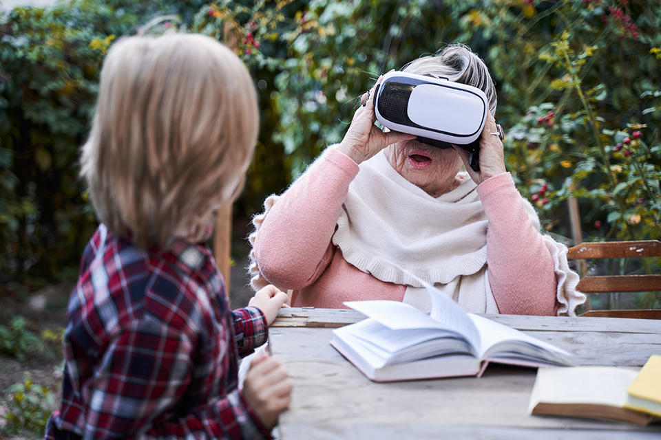 Kvinna Med Vr Headset Tillsammans Med Unge