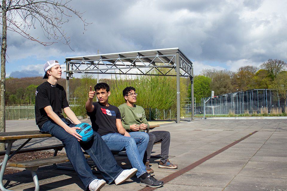 Bild På Ungdomar På Skolgård I Helsingborg
