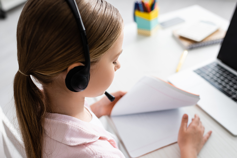 Bild På Tjej Som Studerar Hemma